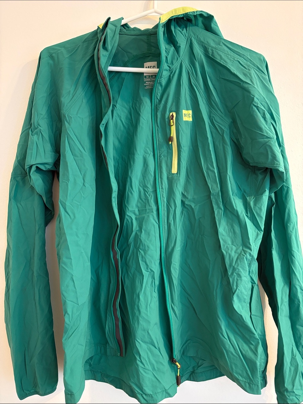 Vintage MEC emerald green Hooded Windbreaker with Yellow Accent